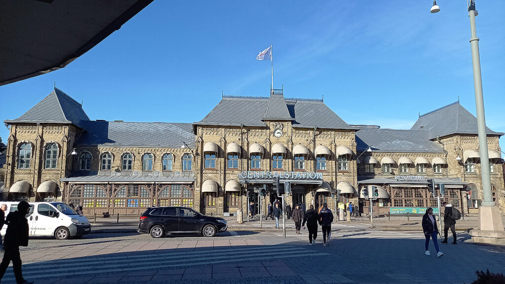 Denne banegård er et typisk stop for danske ved rejser gennem og i Sverige.