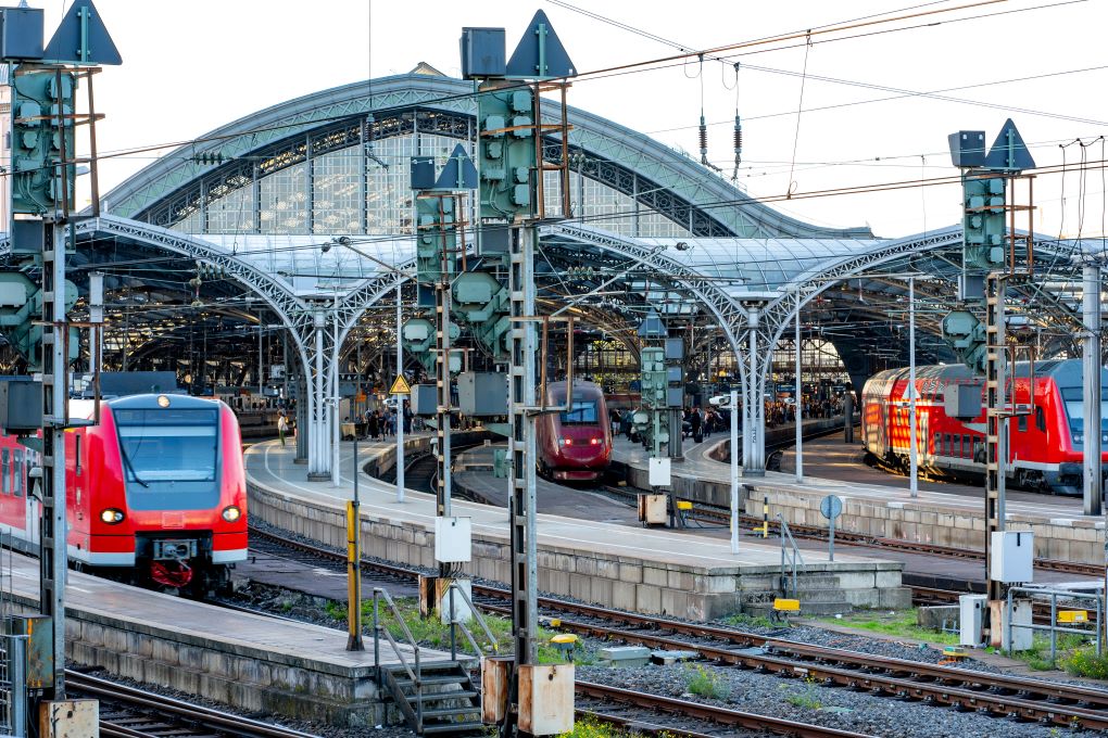 Köln Hbf. er en af de store knudepunkter i de tyske jernbanenet og et vigtigt nav i det europæiske højhastighedsnet.