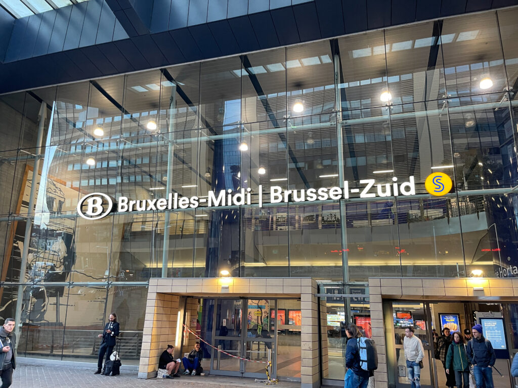 En af de vigtigste europæiske stationer. Rejsende til London skifter her.